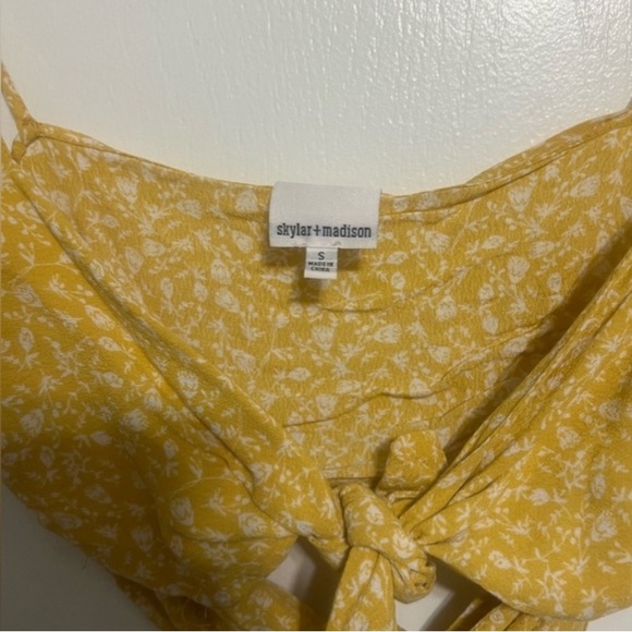 Skylar + Madison Yellow Floral Crop Top Size Small - Picture 3 of 4
